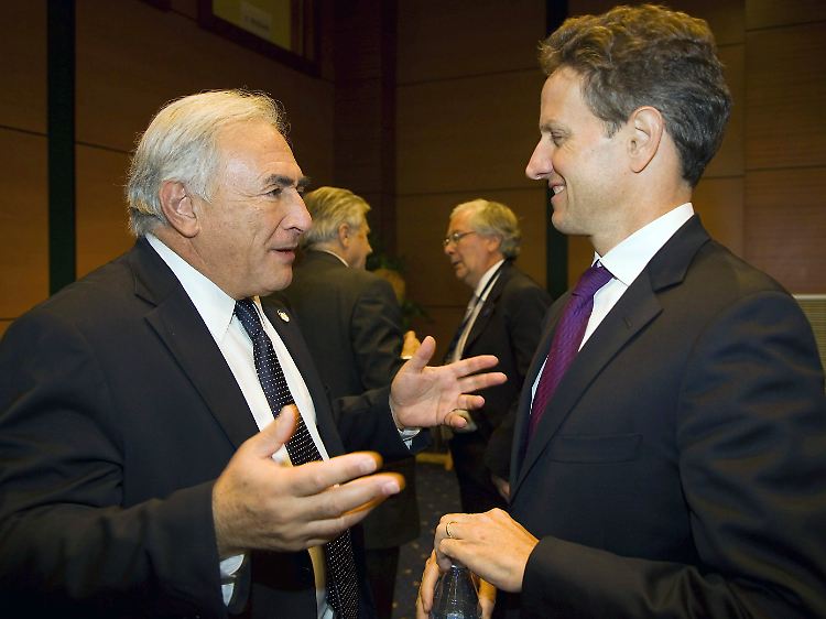 Geplänkel am Rande: IWF-Chef Dominique Strauss-Kahn (l) mit US-Finanzminister Timothy Geithner
