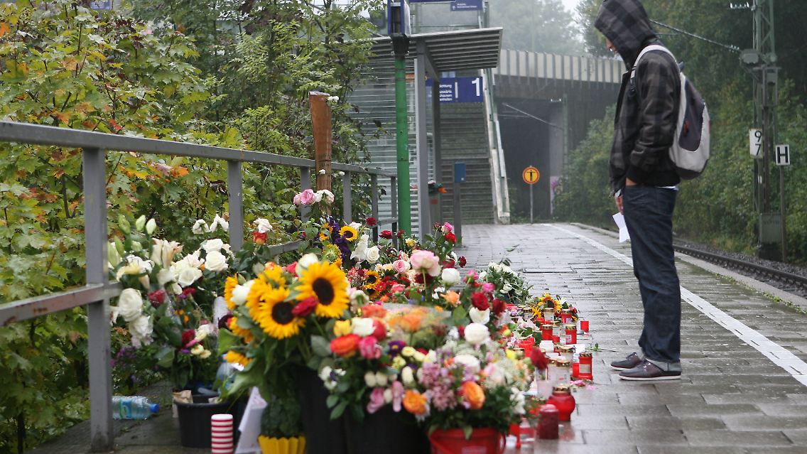 Am Ort des Verbrechens legten Trauernde Blumen nieder.