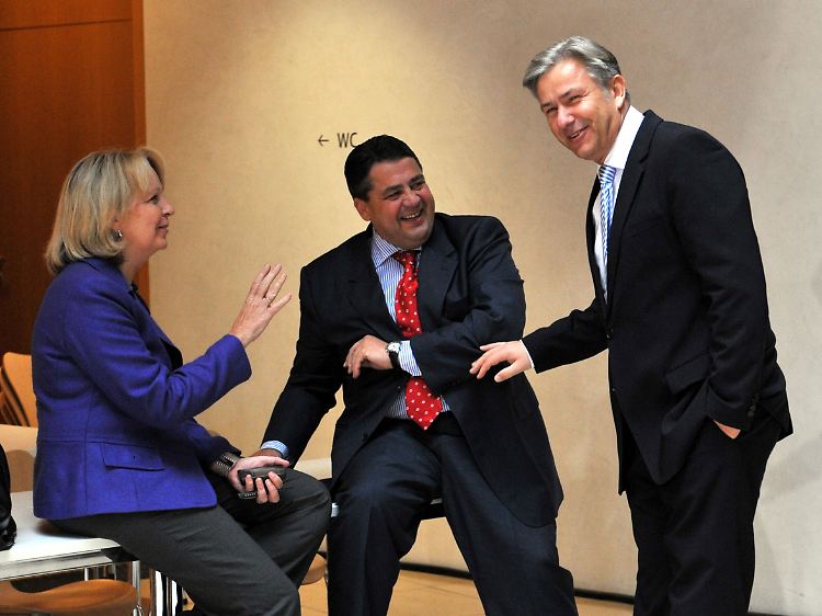 Klaus Wowereit (r) im Gespräch mit Hannelore Kraft und Sigmar Gabriel.