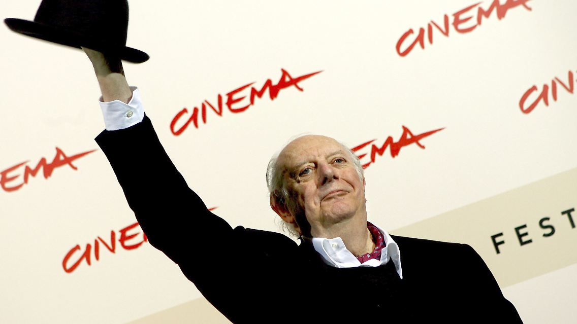 Verwunderung und Heiterkeit löst 1997 die Ehrung von Dario Fo aus. Der italienische Dramatiker, der als Spaßvogel bekannt ist, wird "für sein volkstümlich-politisches Agitationstheater" gewürdigt.