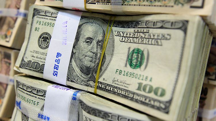 Mehr ist nicht unbedingt auch mehr wert: Dollar-Stapel in der Korea Exchange Bank (KEB) in Seoul.