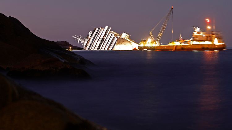 Die havarierte "Costa Concordia" vor Giglio.