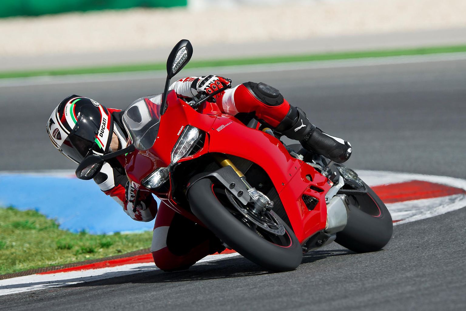Den Kracher schlechthin liefert in diesem Jahr die Sportbike-Schmiede Ducati. Die Panigale 1199 hat das Zeug dazu, ...