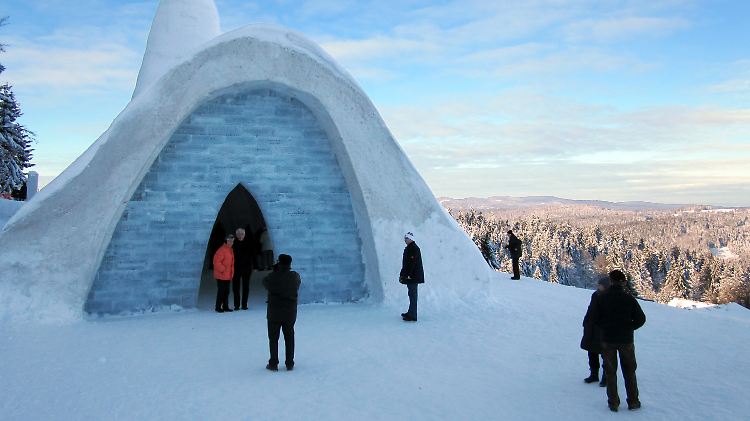 Rund 1100 Kubikmeter Schnee formen sich zu einem beeindruckenden Kuppelbau. Die Schneekirche ist 26 Meter lang und 14 Meter breit. 