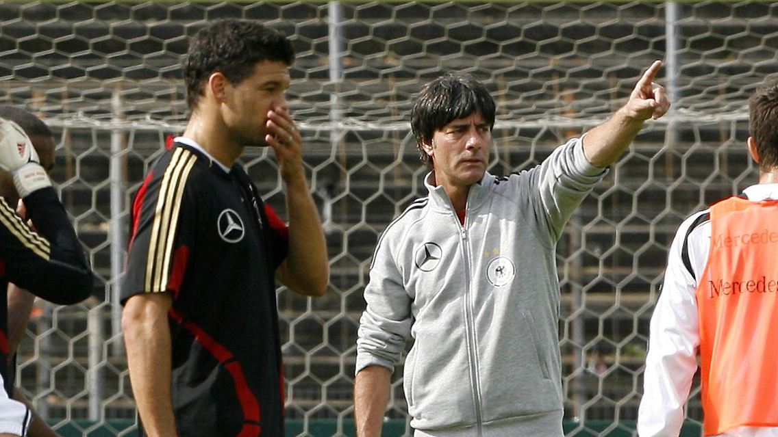 Da geht's lang: Bundestrainer Joachim Löw und Kapitän Michael Ballack.