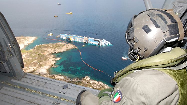 Die italienische Küstenwacht hat die Umgebung des Unglücksschiffes ständig im Blick.