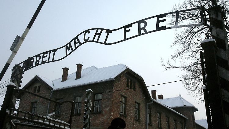 Der Schriftzug "Arbeit macht frei" hängt über dem Eingang zum Stammlager des ehemaligen Konzentrationslagers in Auschwitz.