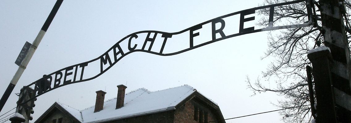 Der Schriftzug "Arbeit macht frei" hängt über dem Eingang zum Stammlager des ehemaligen Konzentrationslagers in Auschwitz.