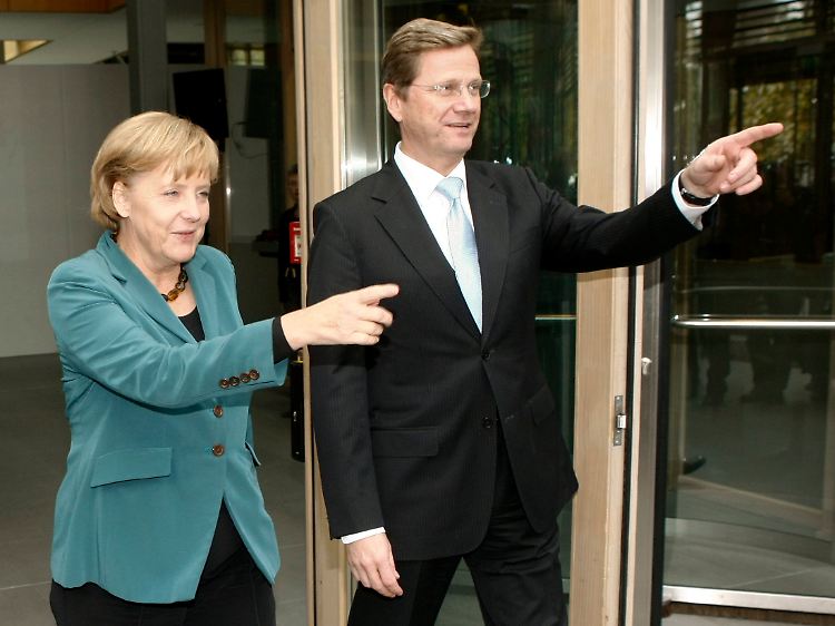 Sie sind "gesetzt": Die alte und neue Kanzlerin und der absolut neue Außenminister.