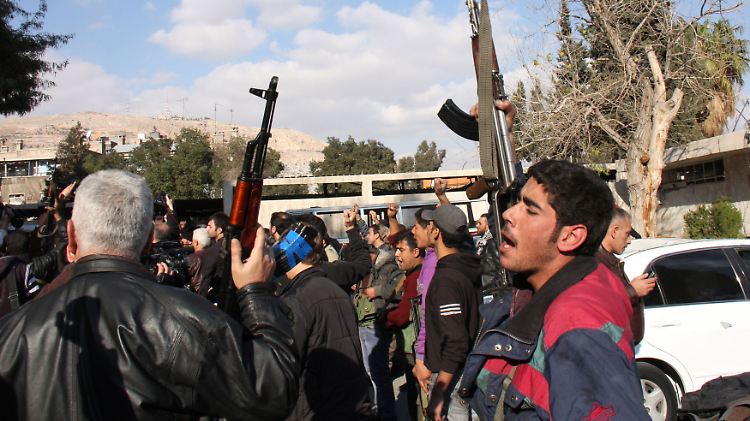 Die Soldaten des Assad-Regimes und Oppositionelle stehen sich feindlich gegenüber. Tote gibt es auf beiden Seiten.