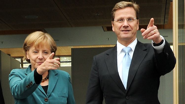 Sollte Guido Westerwelle Frank-Walter Steinmeier als Außenminister beerben, ist fraglich, ob er seine erste Amtszeit mit einem Abbau seiner Kompetenzen beginnt.
