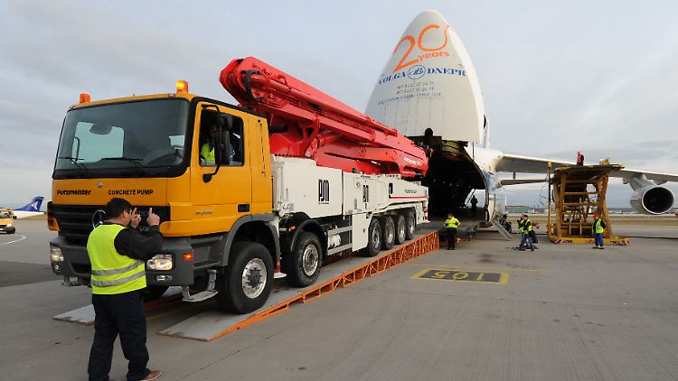 Verladung einer Putzmeister-Betonpumpe für den Einsatz am japanischen AKW Fukushima.