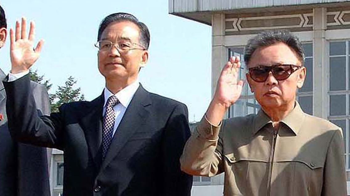 Bsuch aus dem Land des Lächelns: Chinas Premier Wen (l) wird vom nordkoreanischen Militärmachthaber Kim herzlich begrüßt.