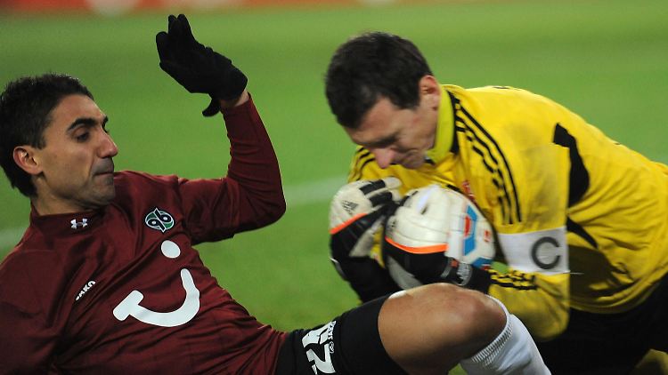 Nürnbergs Torwart Raphael Schäfer packt zu, bevor Mohammed Abdellaoue an den Ball kommt.