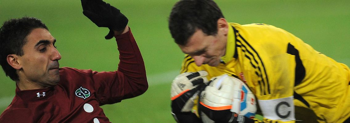 Nürnbergs Torwart Raphael Schäfer packt zu, bevor Mohammed Abdellaoue an den Ball kommt.