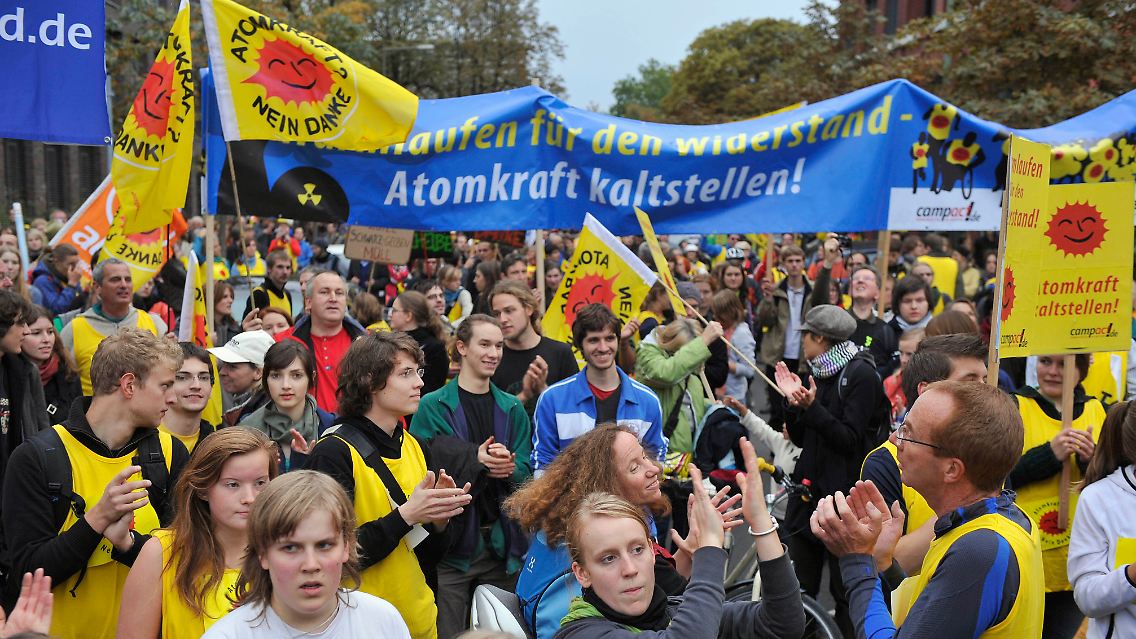 Protestierende Atomkraftgegner begleiten lautstark den Auftakt der Koalitionsverhandlungen.