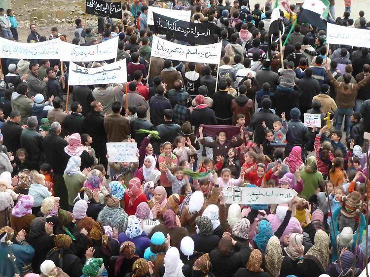Wie hier in Hula protestierten nach den Freitagsgebeten erneut Zehntausende gegen das Regime.