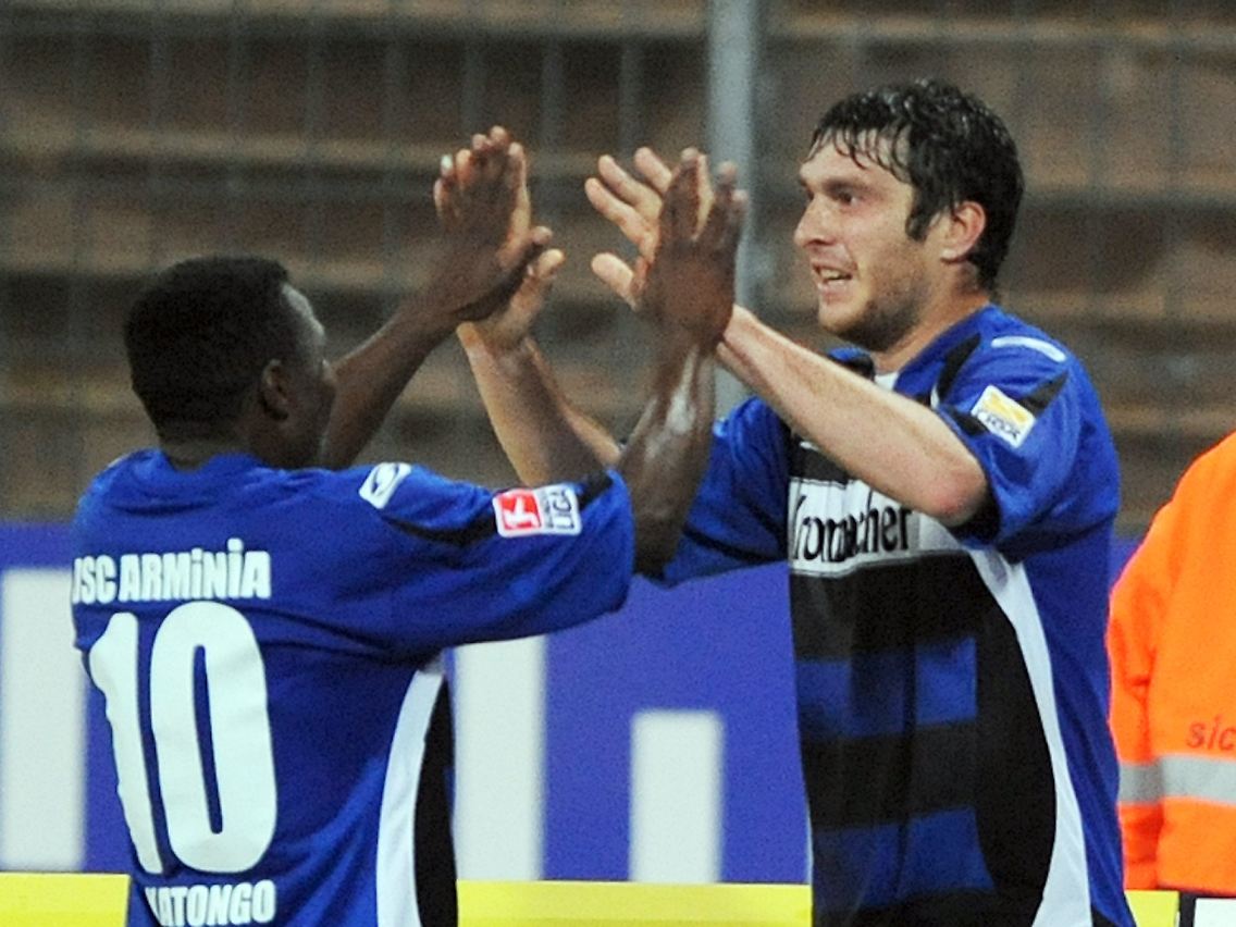 Die Bielefelder Christopher Katongo (l) und Pavel Fort (r) bejubeln den Treffer zum 0:1 durch Pavel Fort.