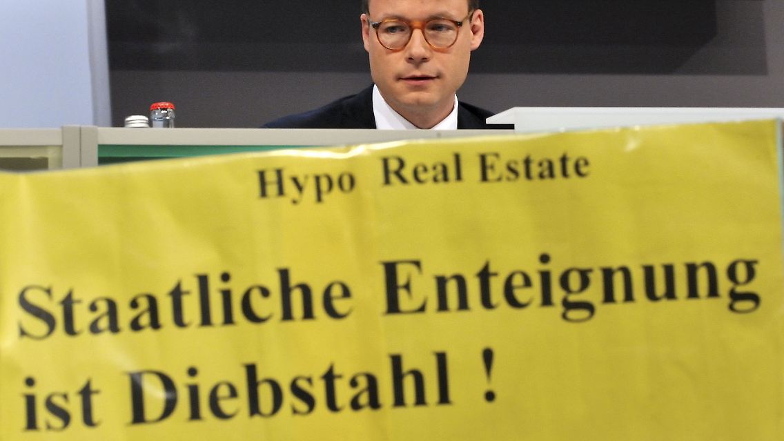 Ein Jahr nach der Notrettung der HRE übernimmt der Staat die Bank.