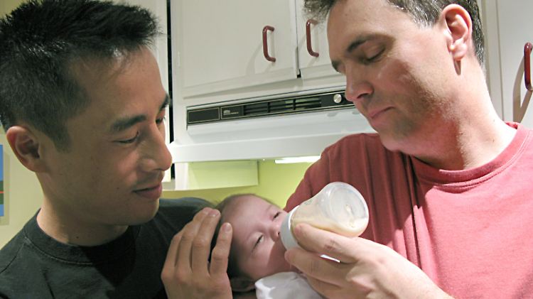 Kindern geht es gut, wenn sie geliebt werden: Ein homosexuelles Paar mit Baby.