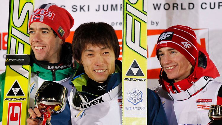 Freude bei Daiki Ito. Er verweist Anders Bardal (links) und Kamil Stoch auf die folgenden Plätze.