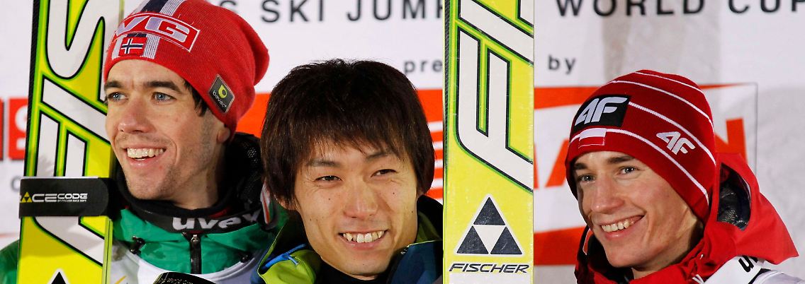 Freude bei Daiki Ito. Er verweist Anders Bardal (links) und Kamil Stoch auf die folgenden Plätze.