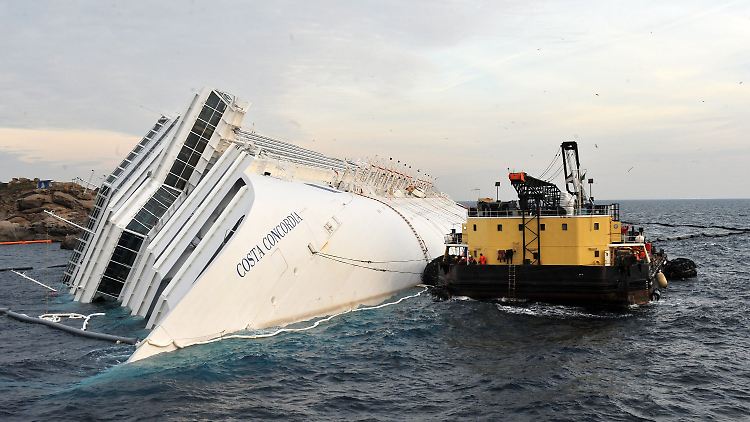 Das Brückenschiff "Pontone Meloria" musste sich mittlerweile von der "Costa Concordia" lösen.