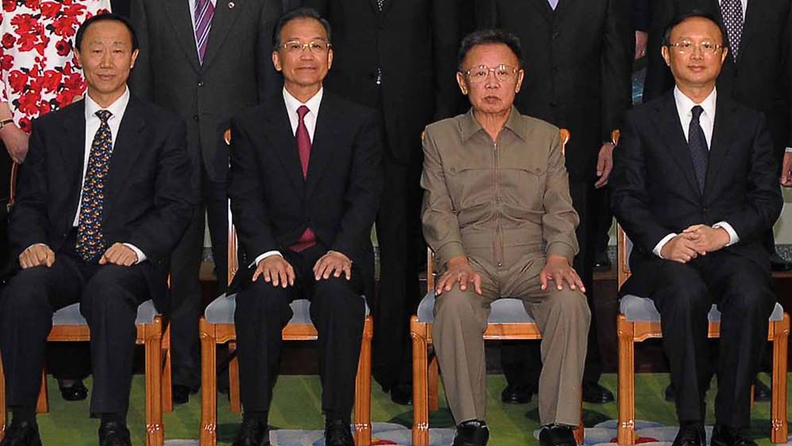 China Premier Wen (zweiter von links) neben Nordkoreas Diktator Kim: Das kommunistische Land sendet einmal mehr zweideutige Signale.