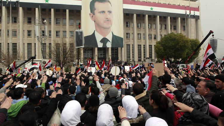 Trotz der massiven Gewalt gegen die Demokratiebewegung gelingt es Al-Assad immer wieder, große Demonstrationen seiner Unterstützer zu organisieren.