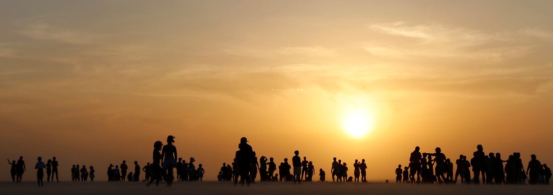 Sonnenuntergangs-Anbeter auf der Düne "Por do sol" ("Sonnenuntergangs-Düne") am Strand von Jericoacoara.