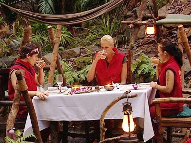 Dinner im Camp - Belohnung für die letzten Dschungelprüfungen.