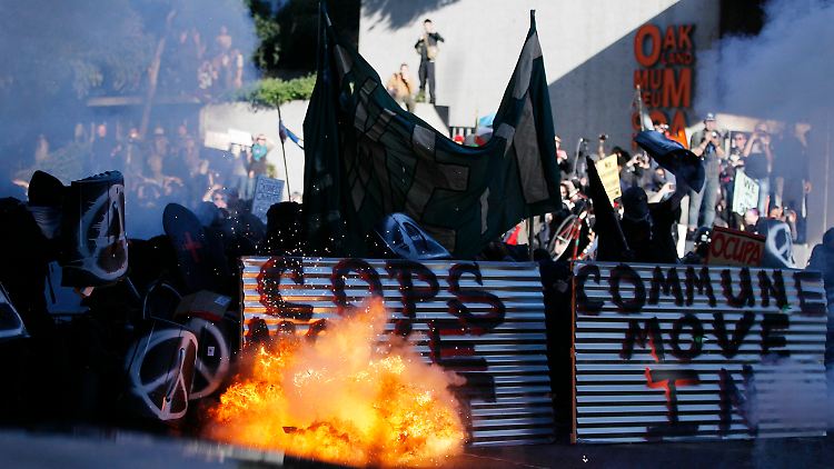 Mit Brandsätzen kämpften die Demonstranten, die es mit Tränengas seitens der Polizei zu tun bekamen.
