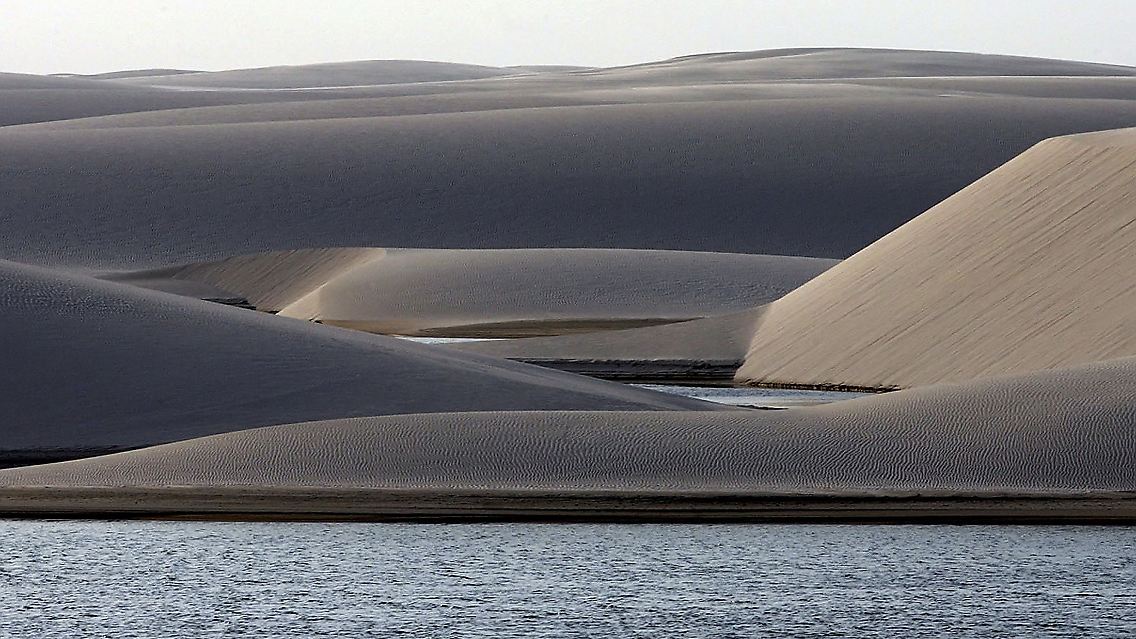 Die Sandünen und Süßwasserseen im Nationalpark Lençois Maranhenses ...
