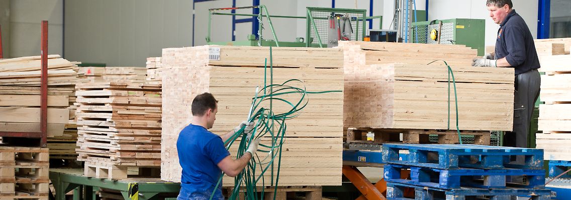 Neue Euro-Paletten entstehen zum Beispiel bei der Firma Rau in Rot an der Rot im Landkreis Biberach.