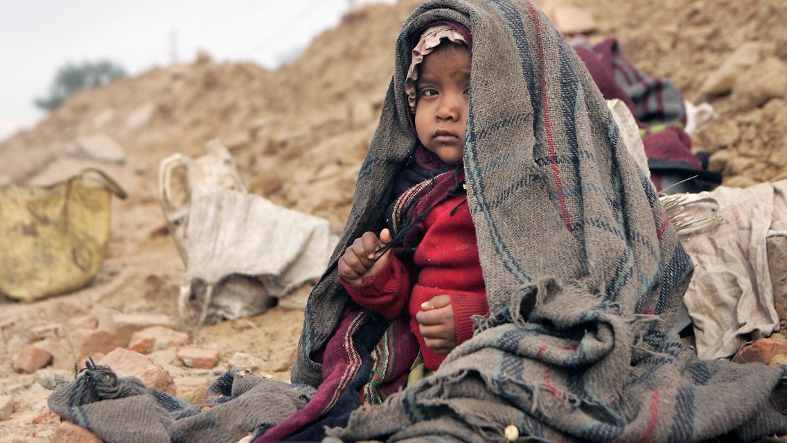 Ein indisches Kind am Rande einer Baustelle: Seine Rechte werden durch Vernachlässigung oder Ausbeutung verletzt.