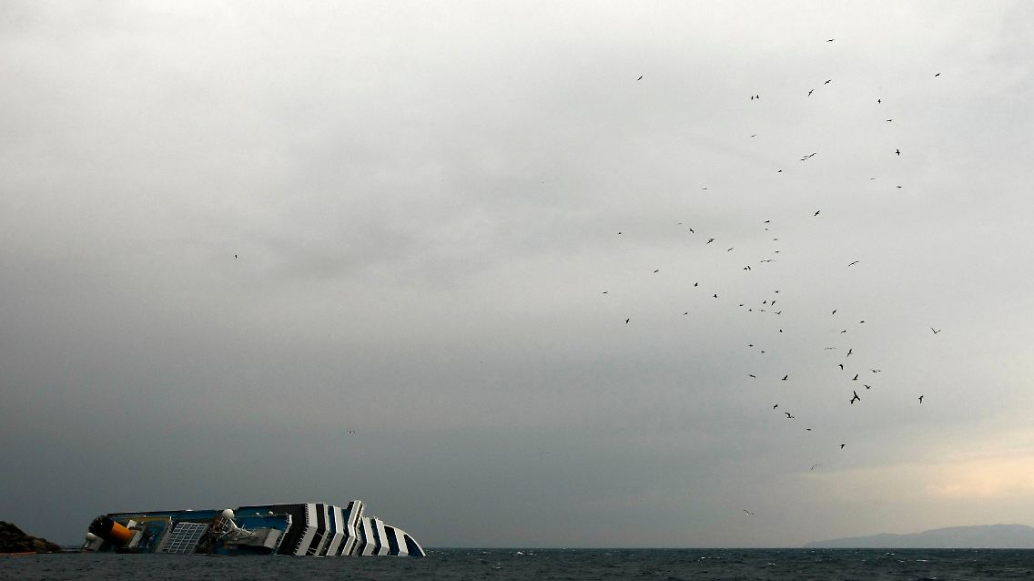 2012-01-29T125345Z_01_DZL08_RTRMDNP_3_ITALY-SHIP.JPG4967193658062087136.jpg