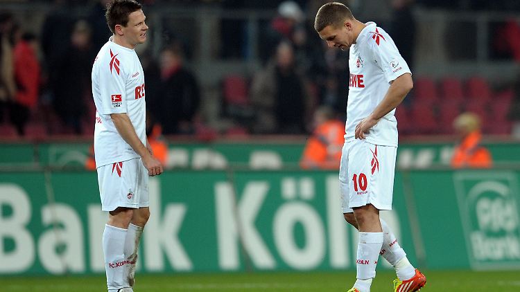 Am Ende stehen die Kölner wieder mit leeren Händen da: Sascha Riether und Lukas Podolski hadern mit dem Schicksal.