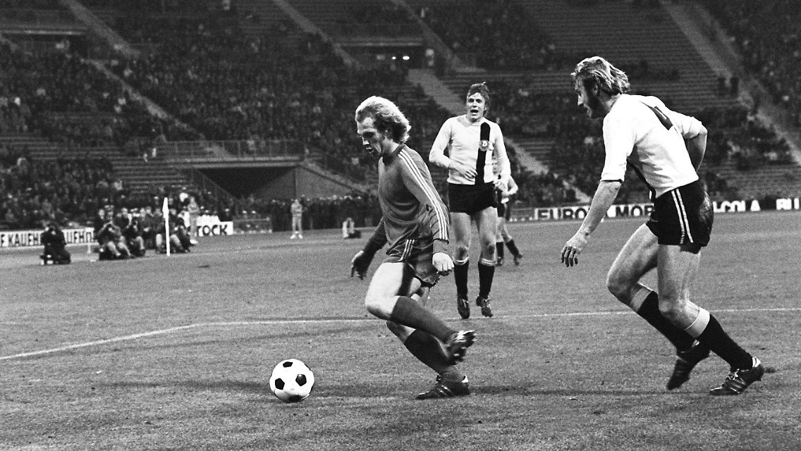 Beim Achtelfinal-Hinspiel im Fußball-Europapokal der Landesmeister am 24. Oktober 1973 wird Bayerns Mittelfeldspieler Uli Hoeneß (links) im Münchner Olympiastadion vom Dresdner Verteidiger Geyer angegriffen.