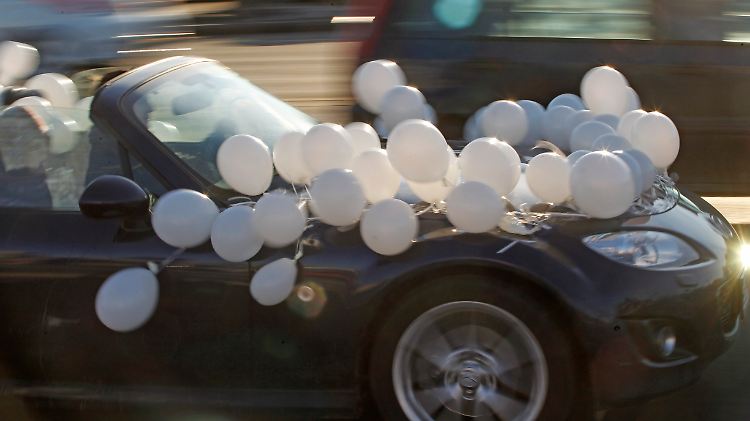 Weiße Bänder und weiße Luftballons - Symbole gegen Putin.