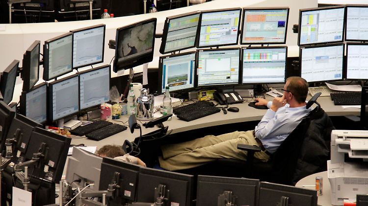 Schöne Kanne Tee, und dann bei n-tv schauen, was die Woche bringt: Alltagsszene an der Frankfurter Börse.