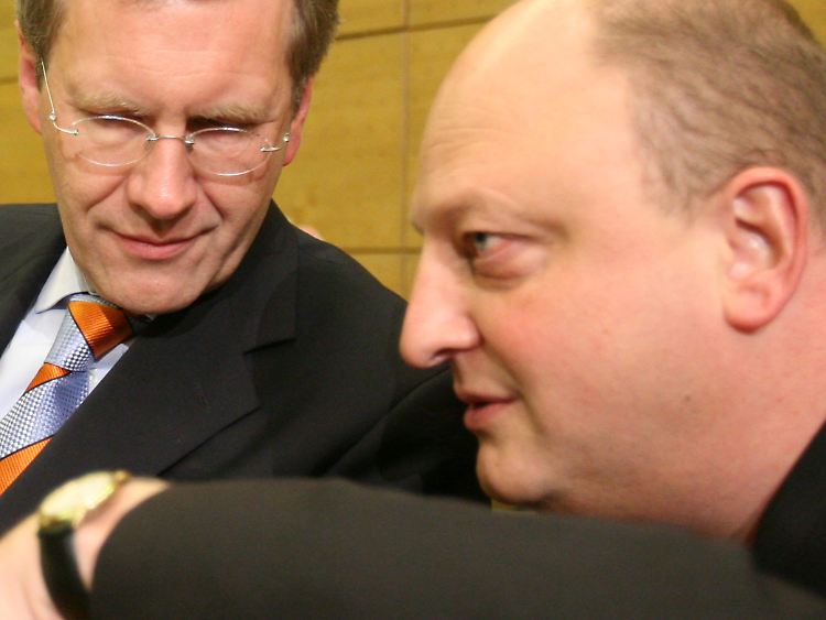 Jahrelang waren Wulff und Glaeseker ein Gespann. Jetzt will der Präsident von seinem Ex-Sprecher nichts mehr wissen.