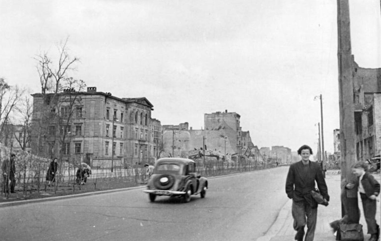 "Auferstanden aus Ruinen und der Zukunft zugewandt" - so begann die Nationalhymne der DDR und diese Zeilen galten besonders für die Stalinallee im Ostteil Berlins. (Stalinallee 1950)