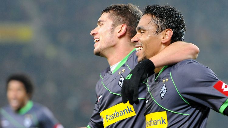 Gladbacher Jubel in Stuttgart: Igor de Camargo und Kollege Roman Neustädter.