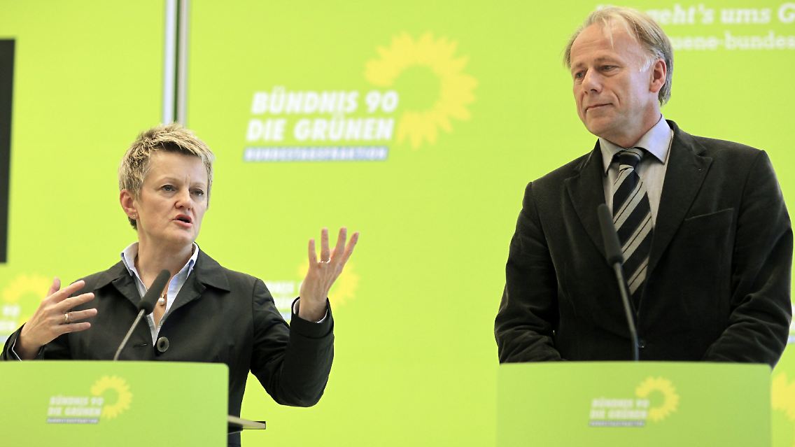 Künasat und Trittin stellen sich nach ihrer Wahl der Presse.