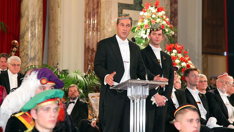 Strache (Mitte) auf dem Wiener-Korporations-Ball der Burschenschaften, der am Auschwitz-Gedenktag stattfand.