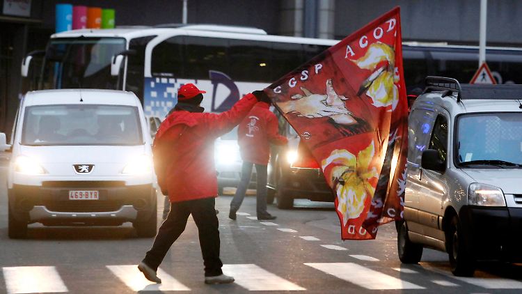 Ein Streikender blockiert eine Straße in Brüssel.