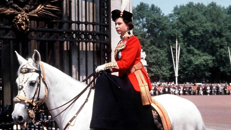 Die Queen, nachdem sie im Juni 1963 die Truppenparade zu ihrem Geburtstag abgenommen hat.