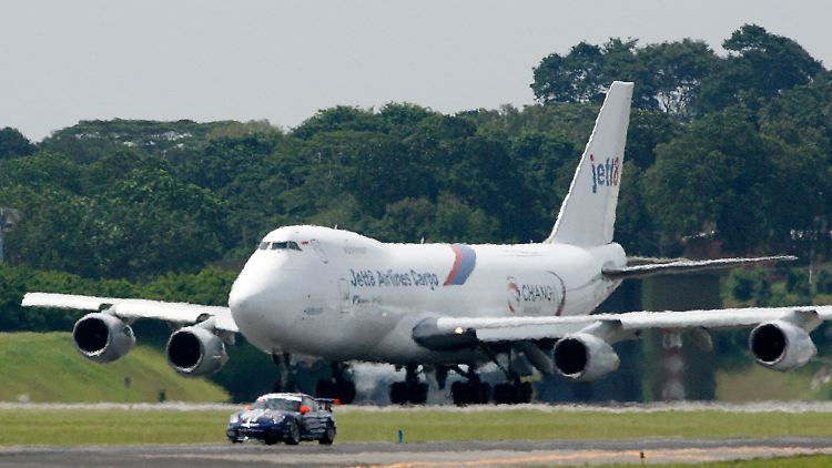 Eine Boeing 747 als Frachtransporter. Gegen den Porsche GT3 im Vordergrund hätte die neue 747 keine Chance, denn der Porsche ist schon auf dem Markt.