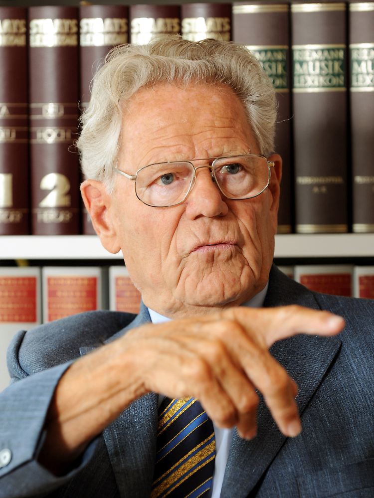 Hans Küng ist ein intarnational bekannter Theologe, Autor und katholischer Priester.