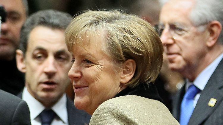 Merkel musste sich Einiges anhören in Brüssel. Im Hintergrund Frankreichs Präsident Sarkozy und Italiens Premier Monti (r.).